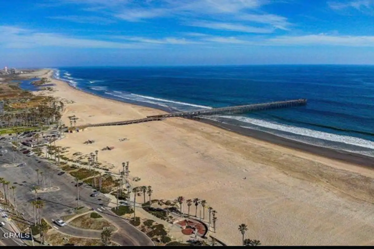 Beach condo steps to the sand - 20min from Malibu